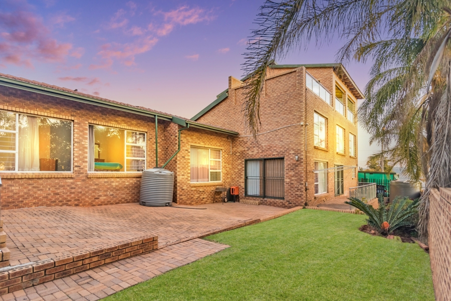 6 Bedroom Property for Sale in Roodekrans Gauteng