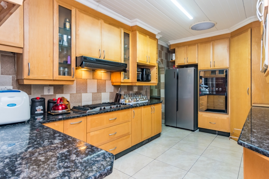 6 Bedroom Property for Sale in Roodekrans Gauteng
