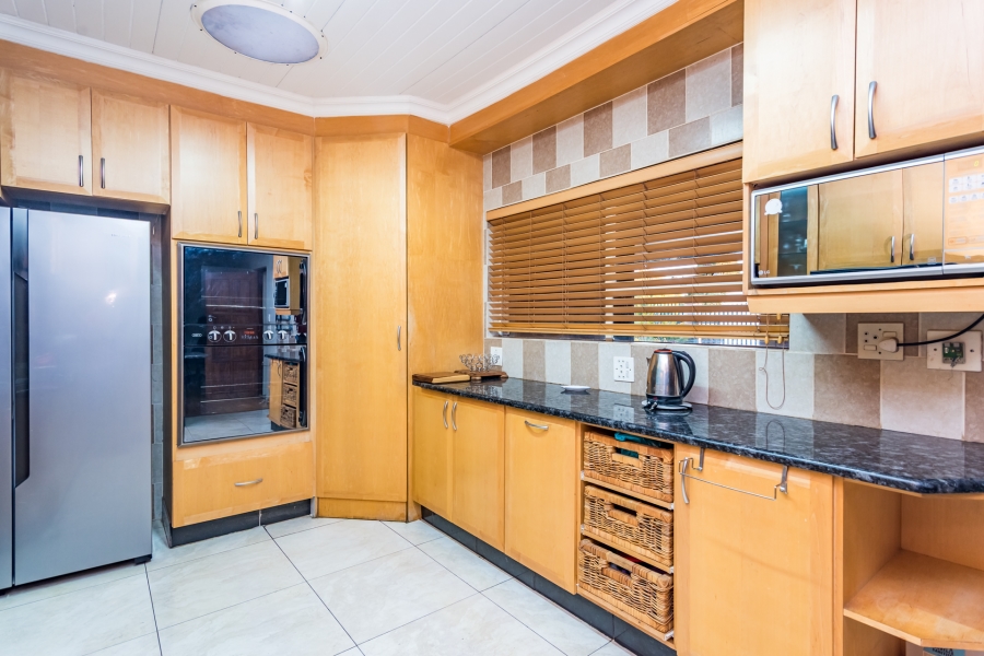 6 Bedroom Property for Sale in Roodekrans Gauteng