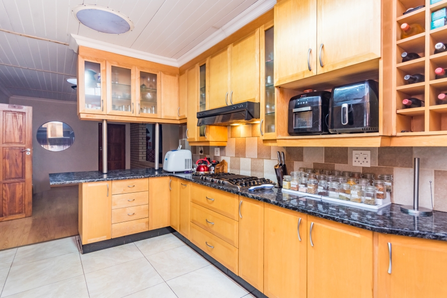 6 Bedroom Property for Sale in Roodekrans Gauteng