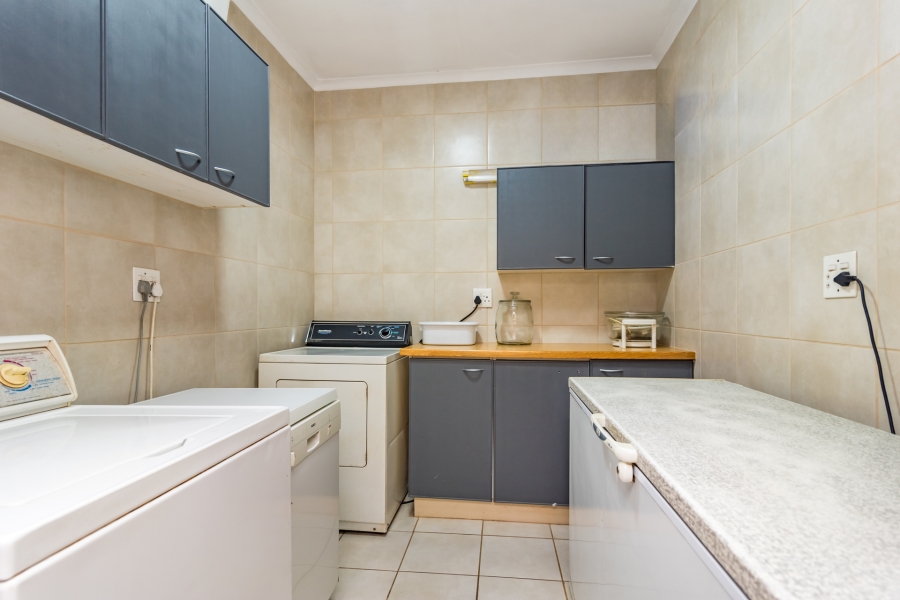 6 Bedroom Property for Sale in Roodekrans Gauteng