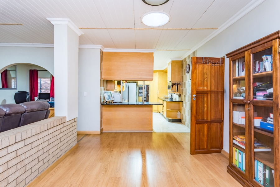 6 Bedroom Property for Sale in Roodekrans Gauteng