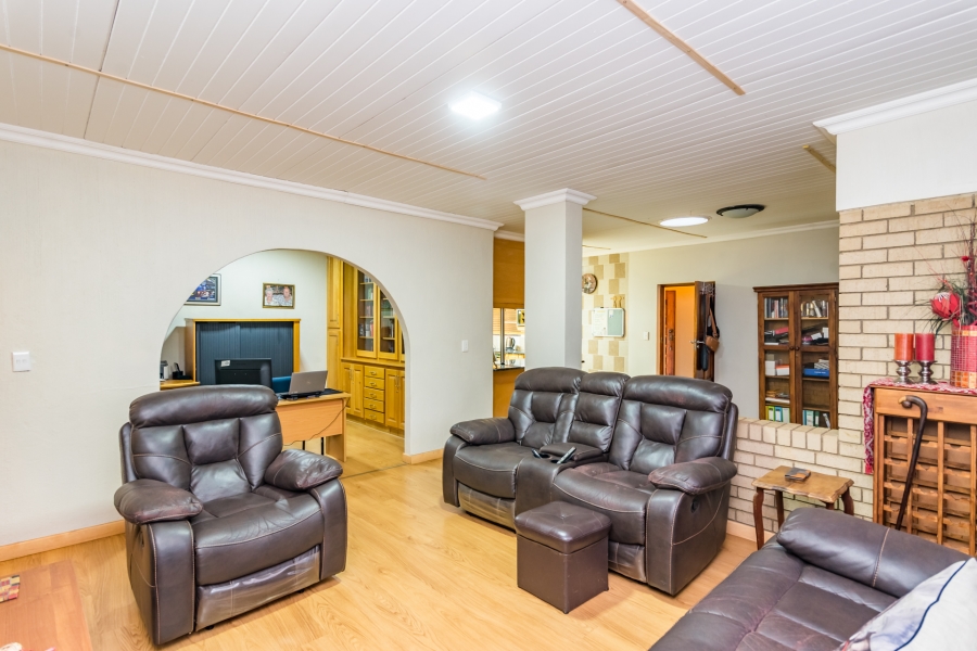 6 Bedroom Property for Sale in Roodekrans Gauteng