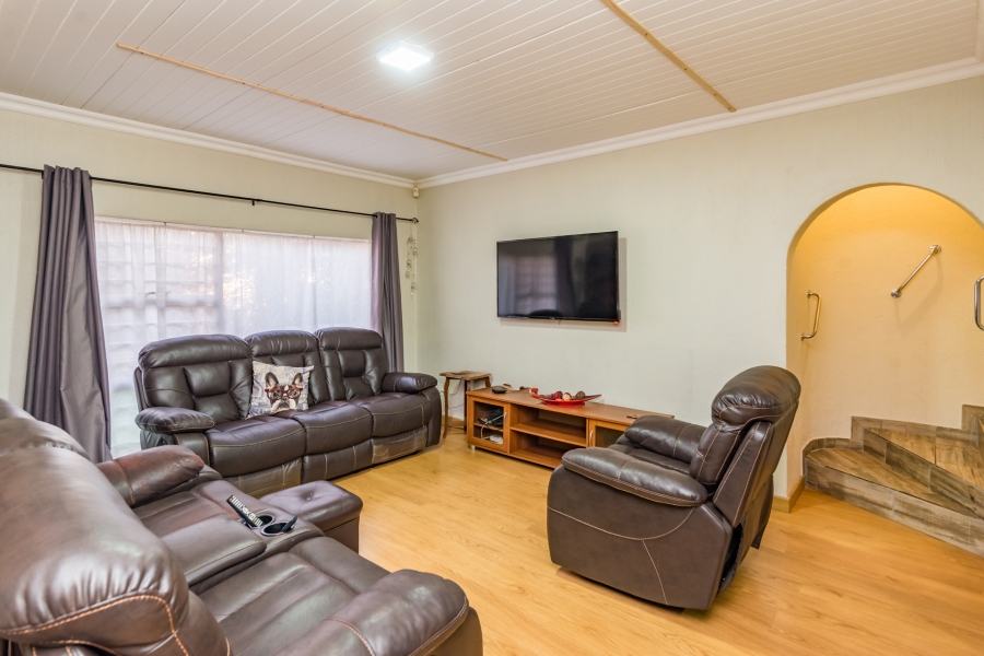 6 Bedroom Property for Sale in Roodekrans Gauteng