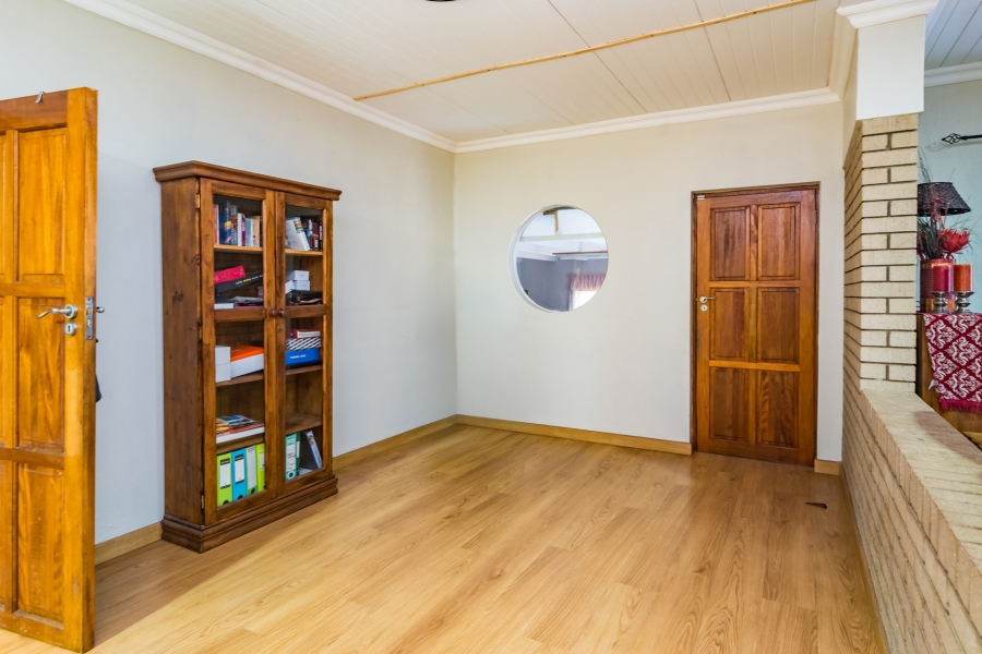 6 Bedroom Property for Sale in Roodekrans Gauteng