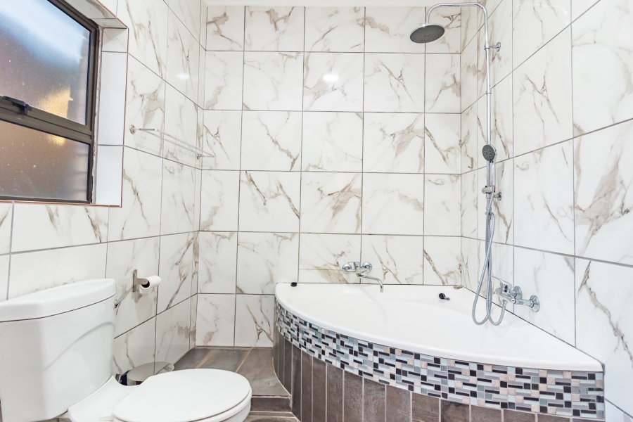 6 Bedroom Property for Sale in Roodekrans Gauteng