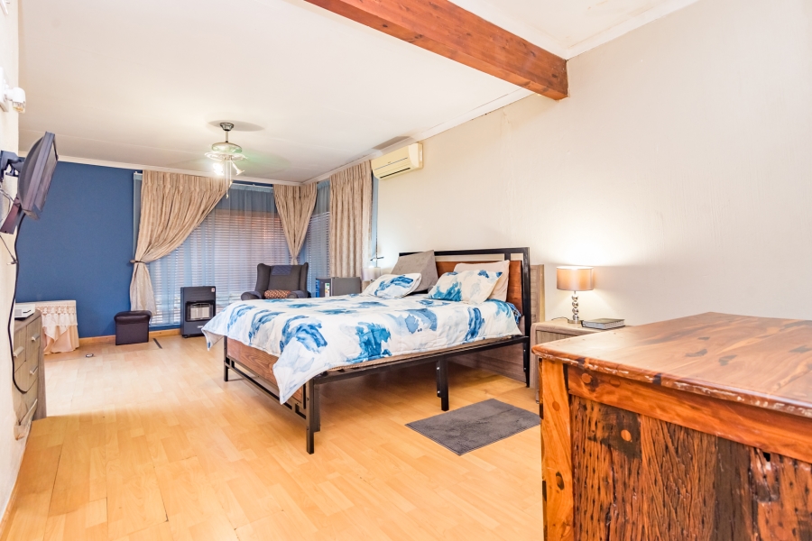 6 Bedroom Property for Sale in Roodekrans Gauteng