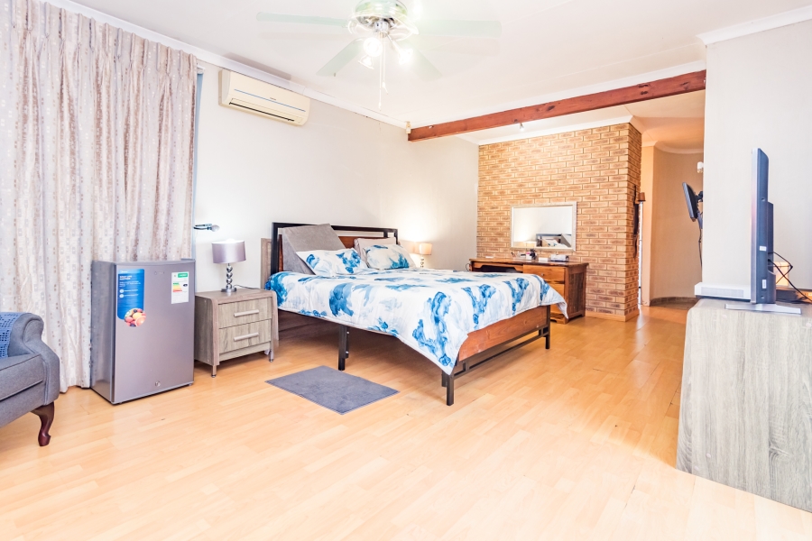 6 Bedroom Property for Sale in Roodekrans Gauteng