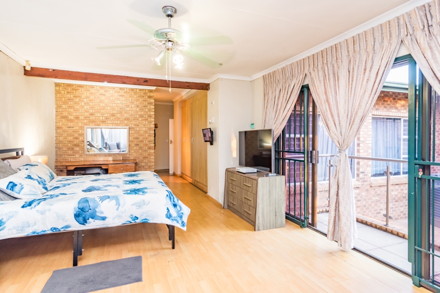 6 Bedroom Property for Sale in Roodekrans Gauteng