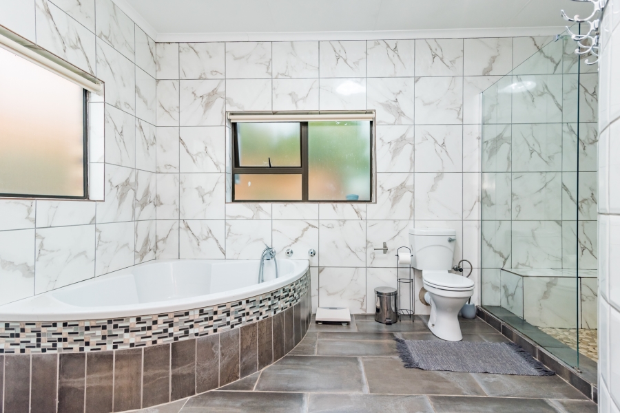 6 Bedroom Property for Sale in Roodekrans Gauteng