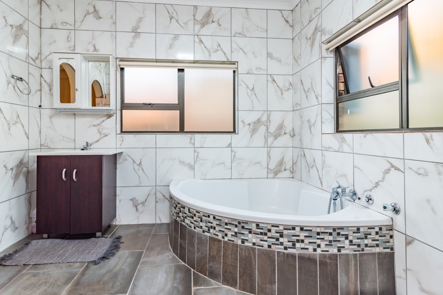 6 Bedroom Property for Sale in Roodekrans Gauteng