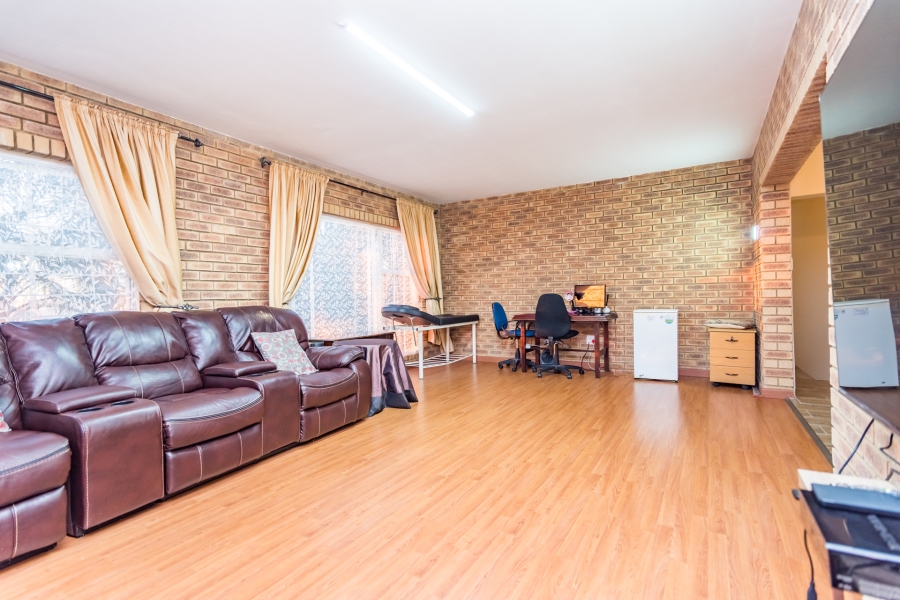 6 Bedroom Property for Sale in Roodekrans Gauteng
