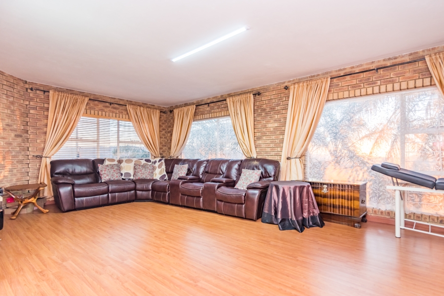 6 Bedroom Property for Sale in Roodekrans Gauteng