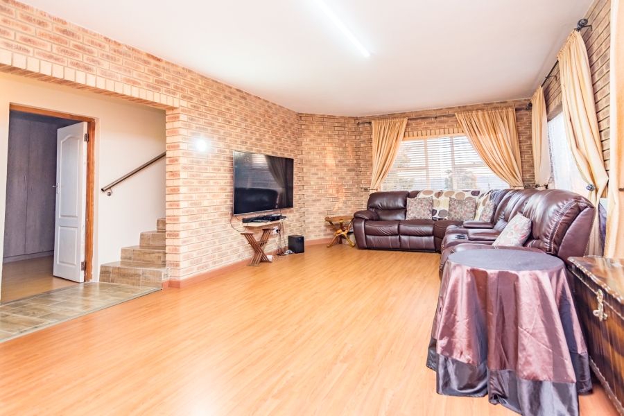 6 Bedroom Property for Sale in Roodekrans Gauteng