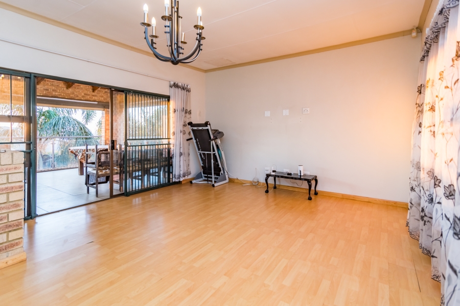 6 Bedroom Property for Sale in Roodekrans Gauteng
