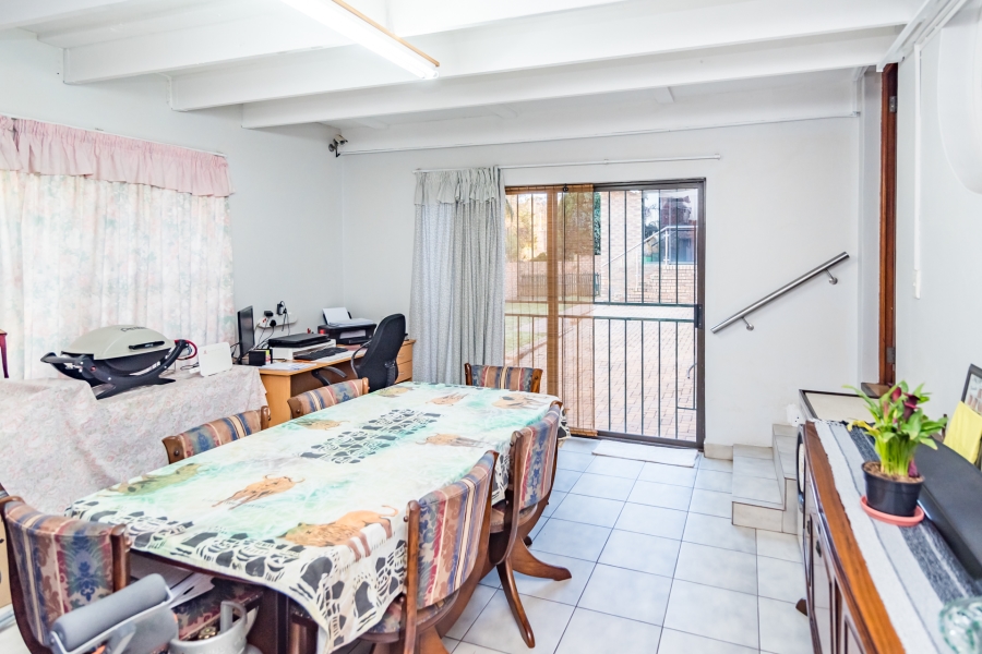 6 Bedroom Property for Sale in Roodekrans Gauteng