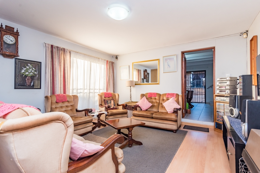 6 Bedroom Property for Sale in Roodekrans Gauteng