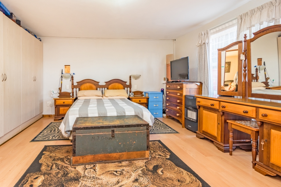 6 Bedroom Property for Sale in Roodekrans Gauteng
