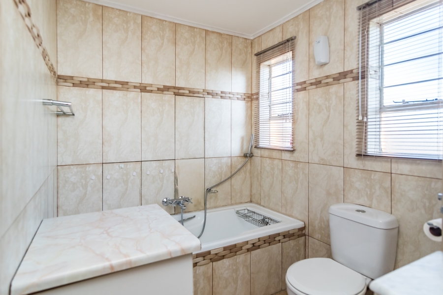 6 Bedroom Property for Sale in Roodekrans Gauteng