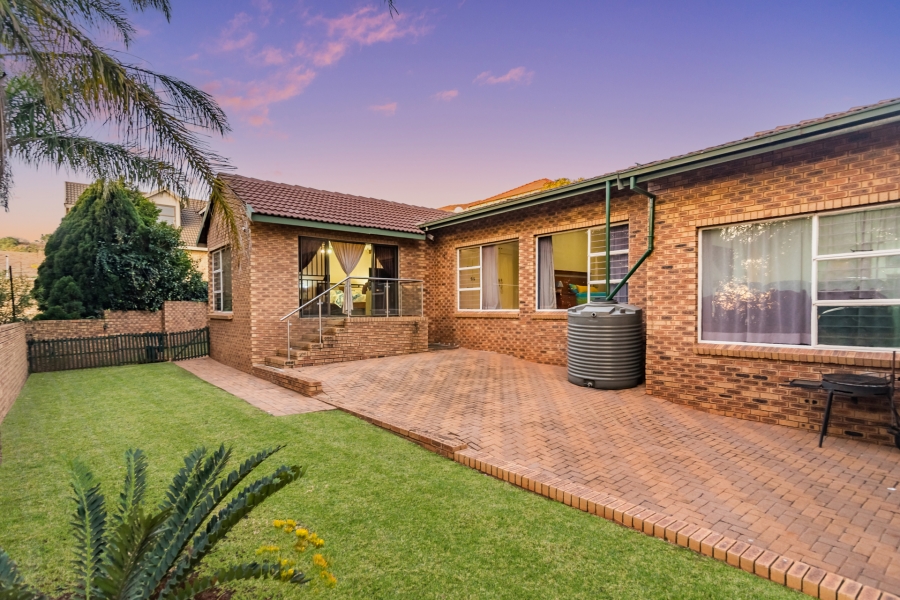 6 Bedroom Property for Sale in Roodekrans Gauteng