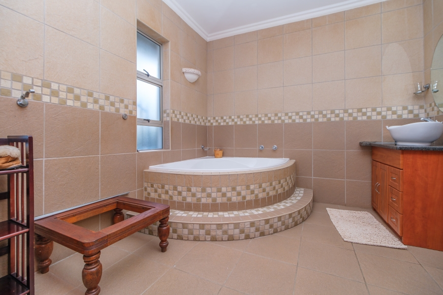 To Let 4 Bedroom Property for Rent in Constantia Kloof Gauteng