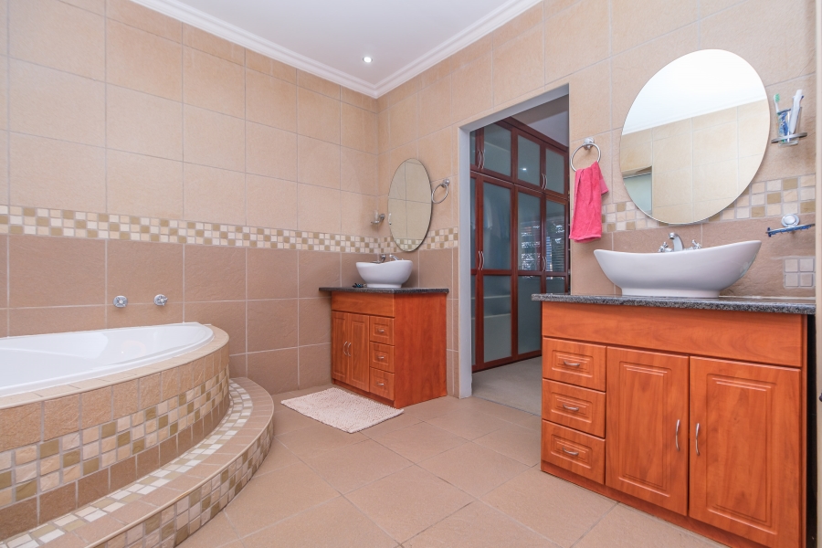 To Let 4 Bedroom Property for Rent in Constantia Kloof Gauteng