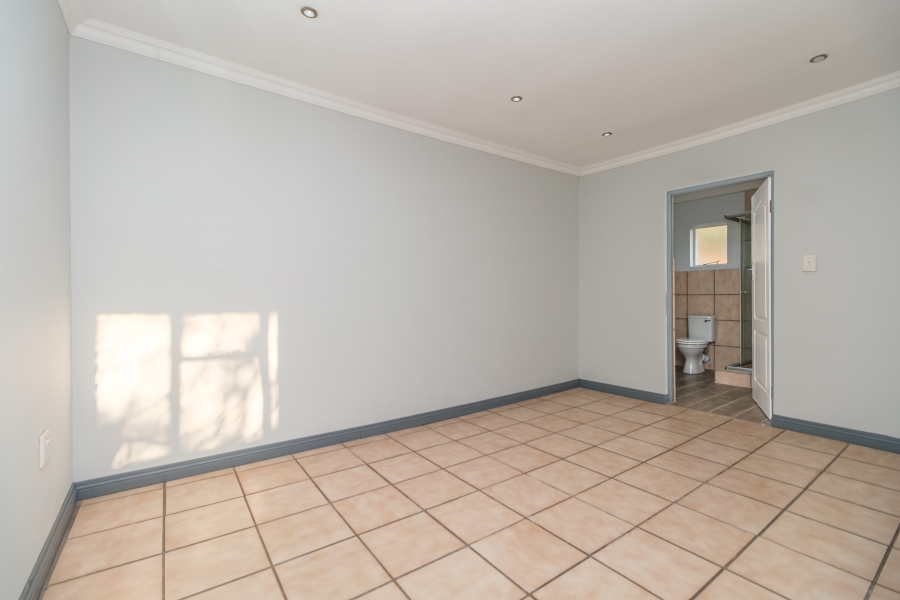 To Let 4 Bedroom Property for Rent in Constantia Kloof Gauteng
