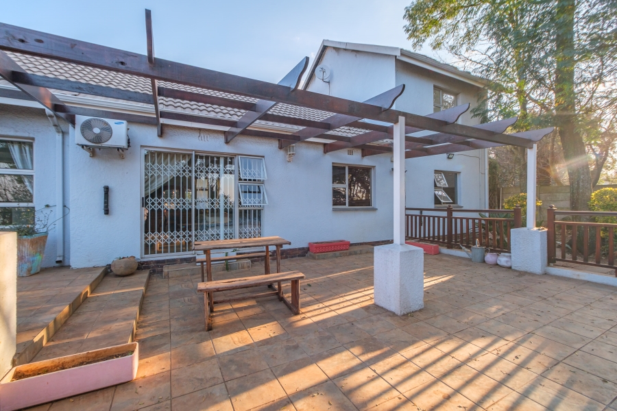 To Let 4 Bedroom Property for Rent in Constantia Kloof Gauteng