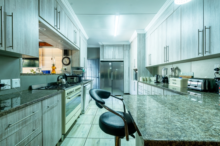 5 Bedroom Property for Sale in Maroelana Gauteng