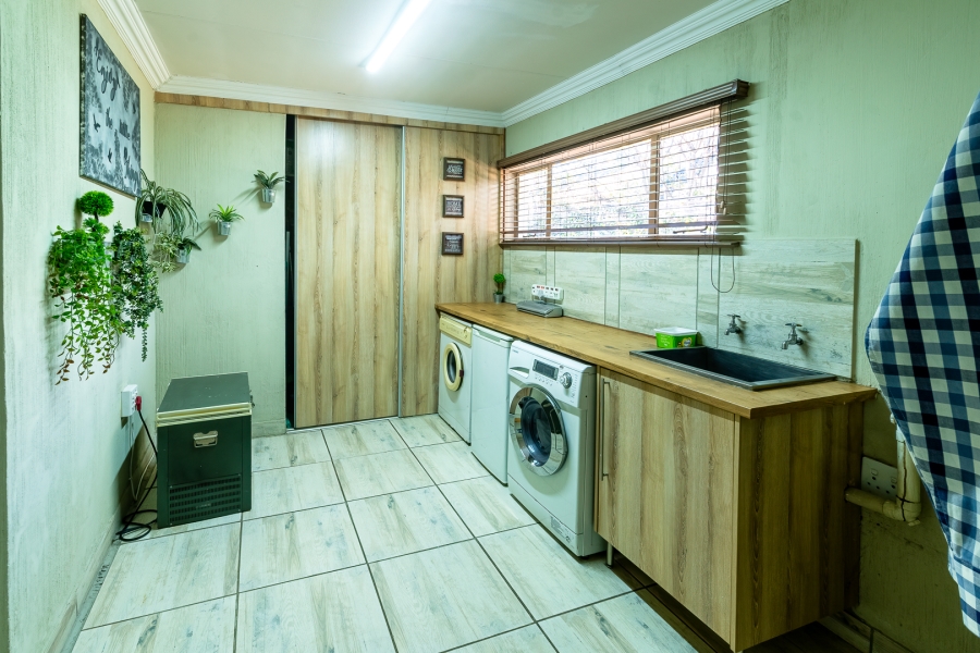 5 Bedroom Property for Sale in Maroelana Gauteng