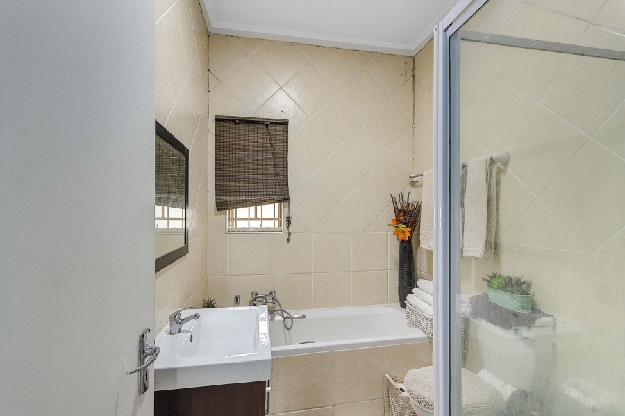 2 Bedroom Property for Sale in Sonneglans Gauteng
