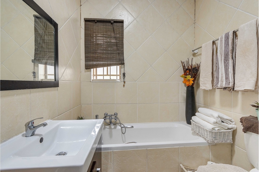 2 Bedroom Property for Sale in Sonneglans Gauteng