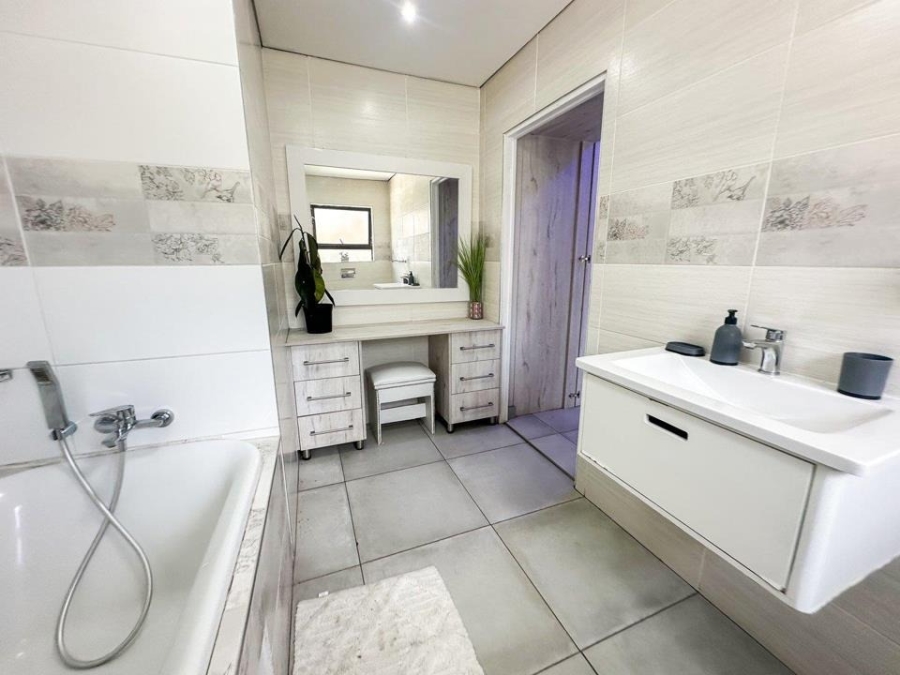 4 Bedroom Property for Sale in Helderwyk Gauteng