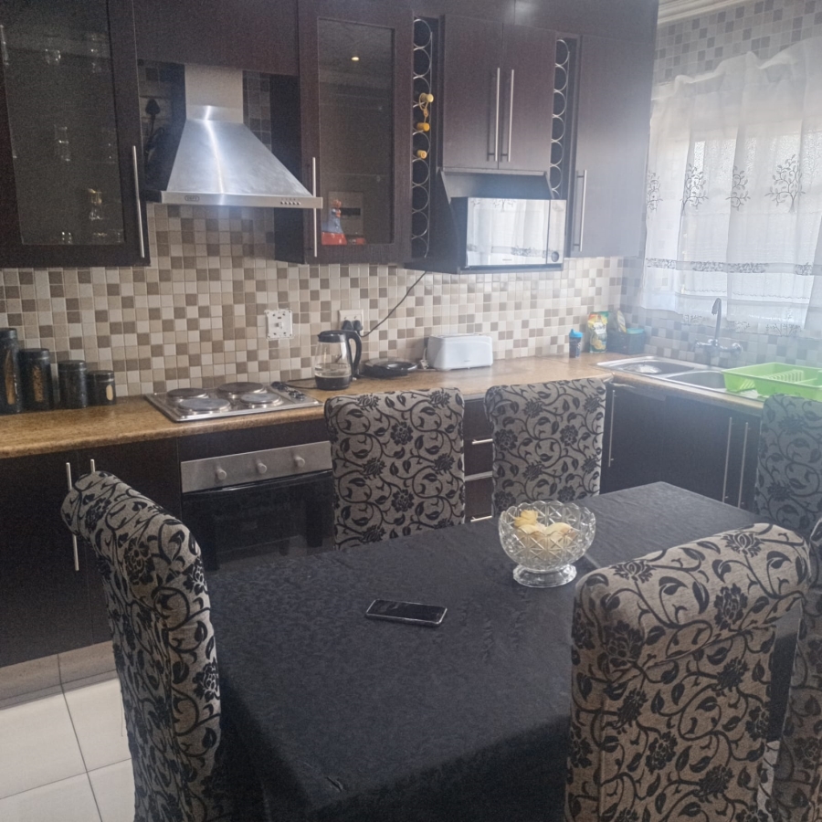 2 Bedroom Property for Sale in Cruywagenpark Gauteng