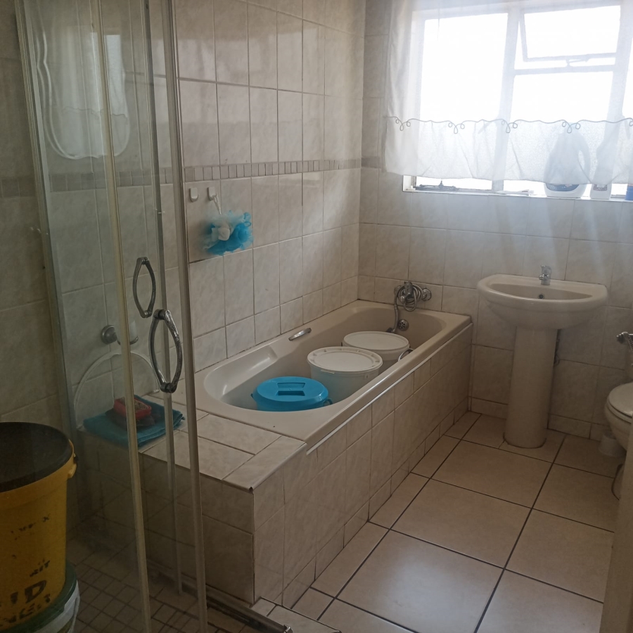 2 Bedroom Property for Sale in Cruywagenpark Gauteng