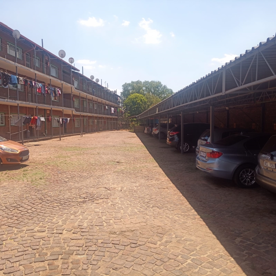 2 Bedroom Property for Sale in Cruywagenpark Gauteng