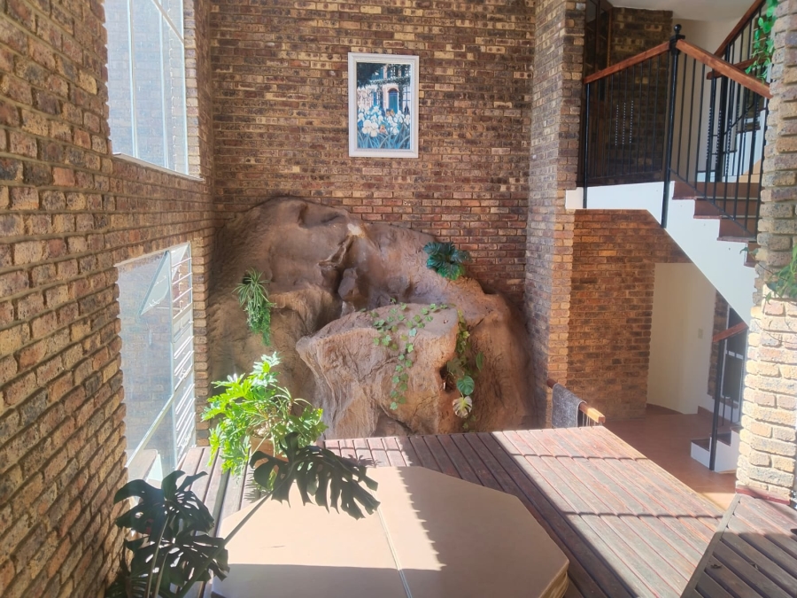6 Bedroom Property for Sale in Florauna Gauteng