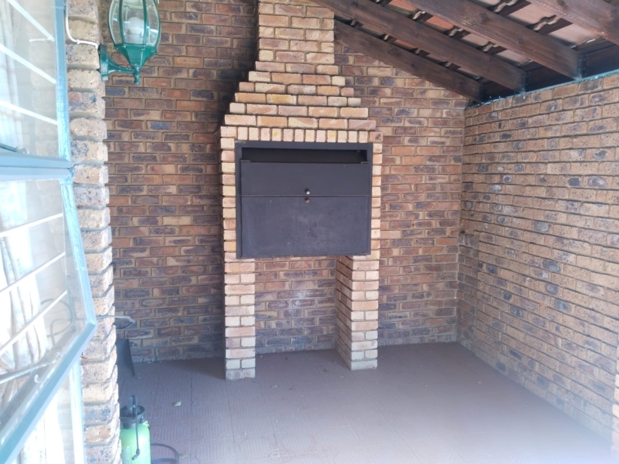 6 Bedroom Property for Sale in Florauna Gauteng