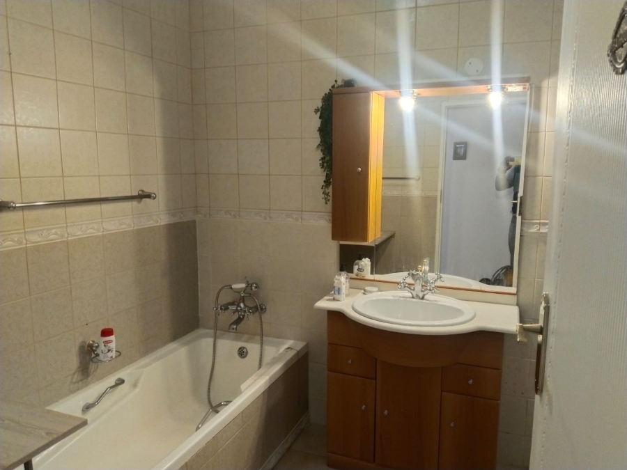 6 Bedroom Property for Sale in Florauna Gauteng