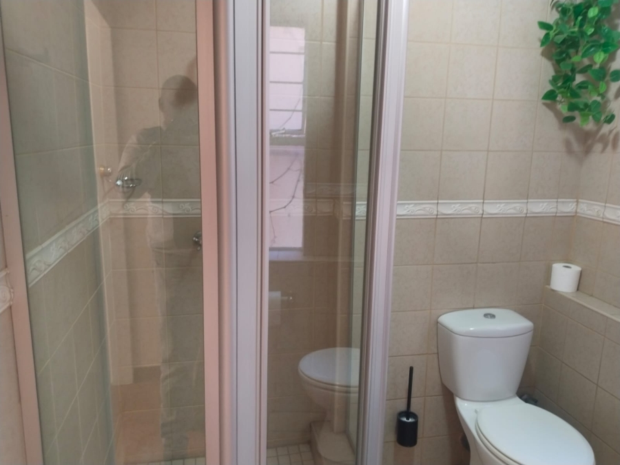 6 Bedroom Property for Sale in Florauna Gauteng
