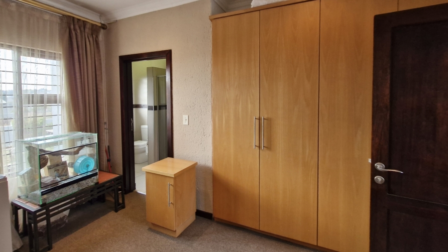 4 Bedroom Property for Sale in Eldoraigne Gauteng