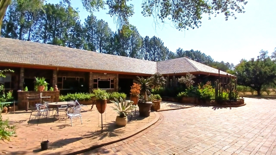 5 Bedroom Property for Sale in Unitas Park Gauteng