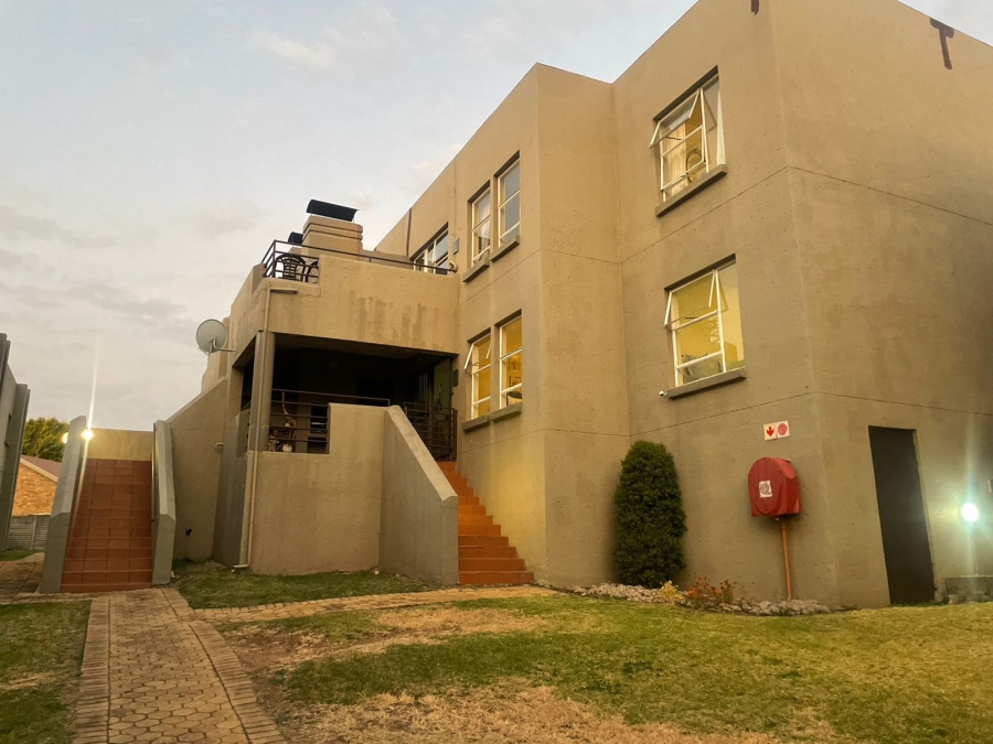 To Let 3 Bedroom Property for Rent in Breaunanda Gauteng