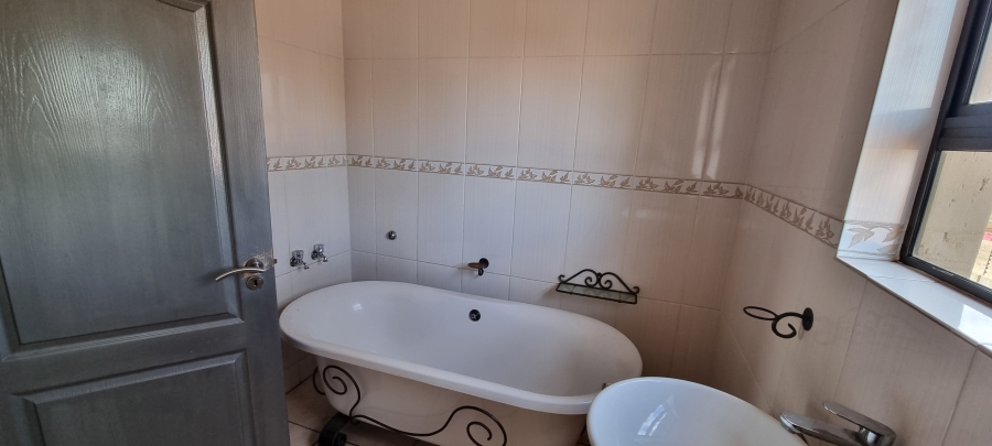 To Let 3 Bedroom Property for Rent in Klippoortjie Gauteng