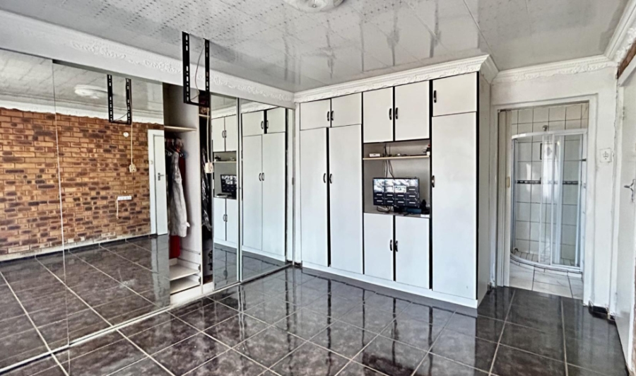 6 Bedroom Property for Sale in The Orchards Gauteng