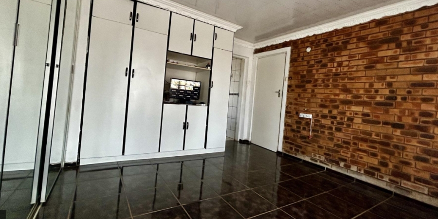 6 Bedroom Property for Sale in The Orchards Gauteng
