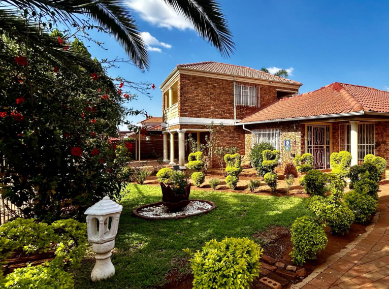 6 Bedroom Property for Sale in The Orchards Gauteng