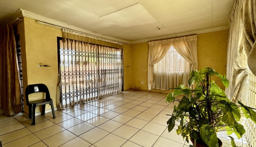 6 Bedroom Property for Sale in The Orchards Gauteng