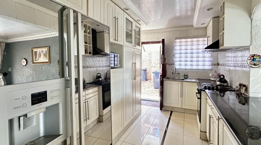 6 Bedroom Property for Sale in The Orchards Gauteng
