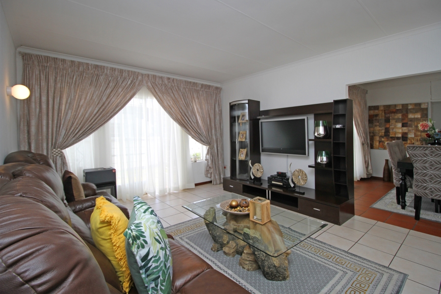 2 Bedroom Property for Sale in Corlett Gardens Gauteng